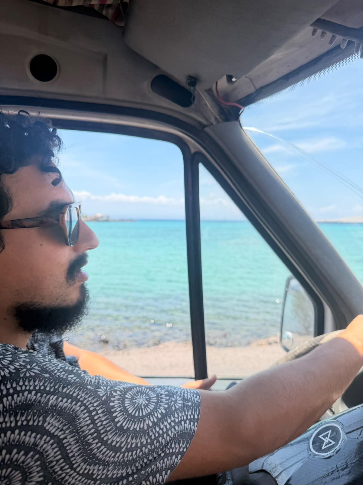 Fer manejando la van frente al Mar de Cortés turquesa