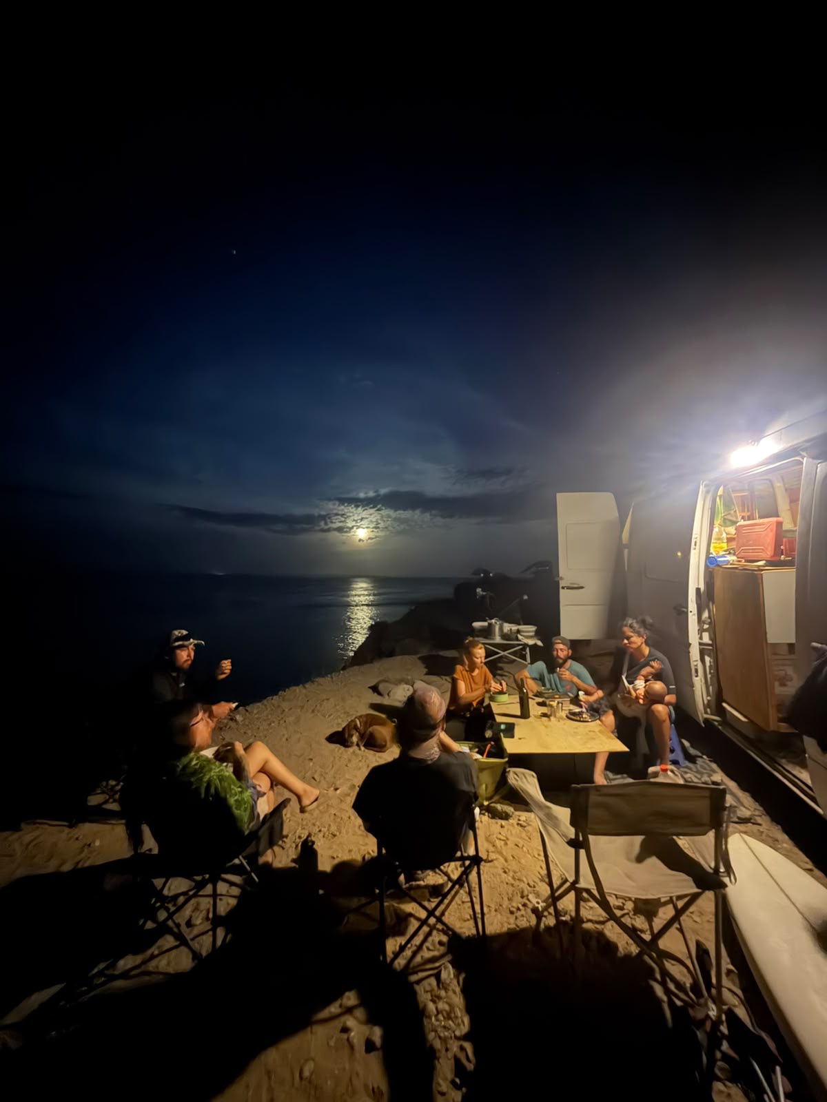 Desayuno saludable en la playa durante la caravana