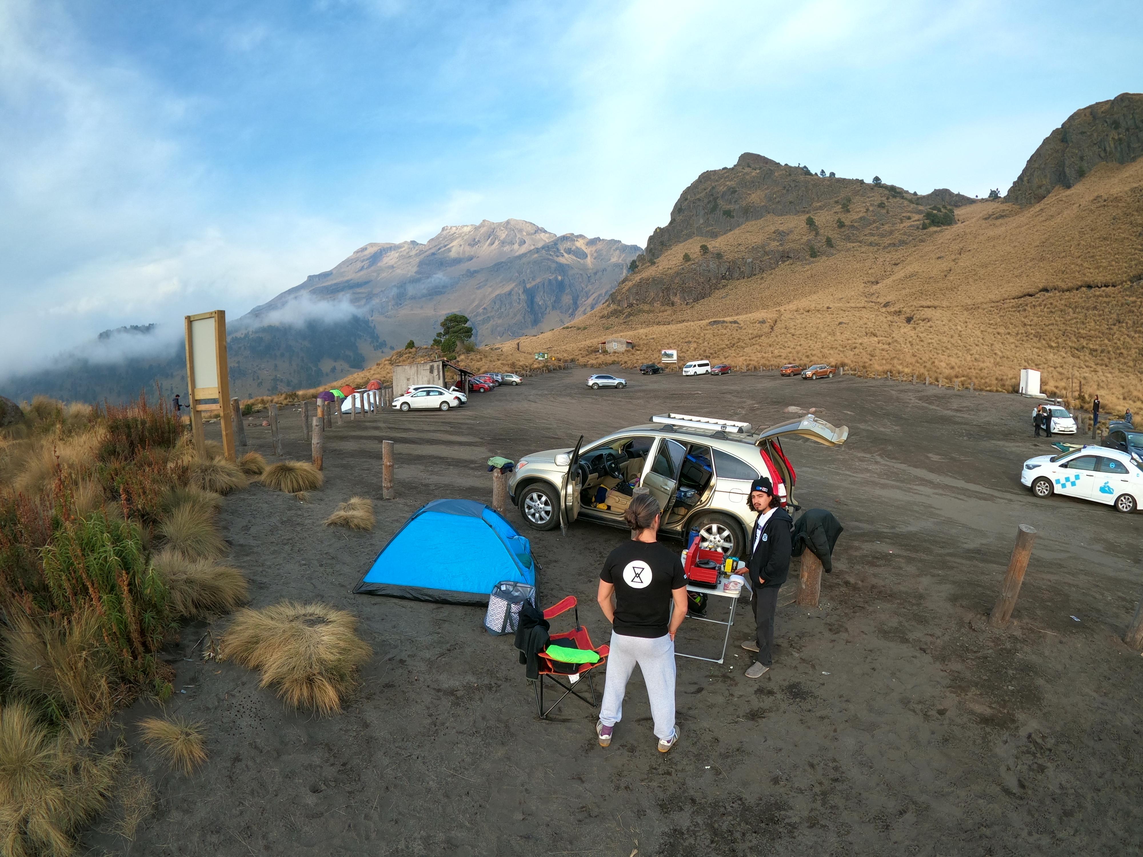Campamento base de volcán con playera RPM Flow negra