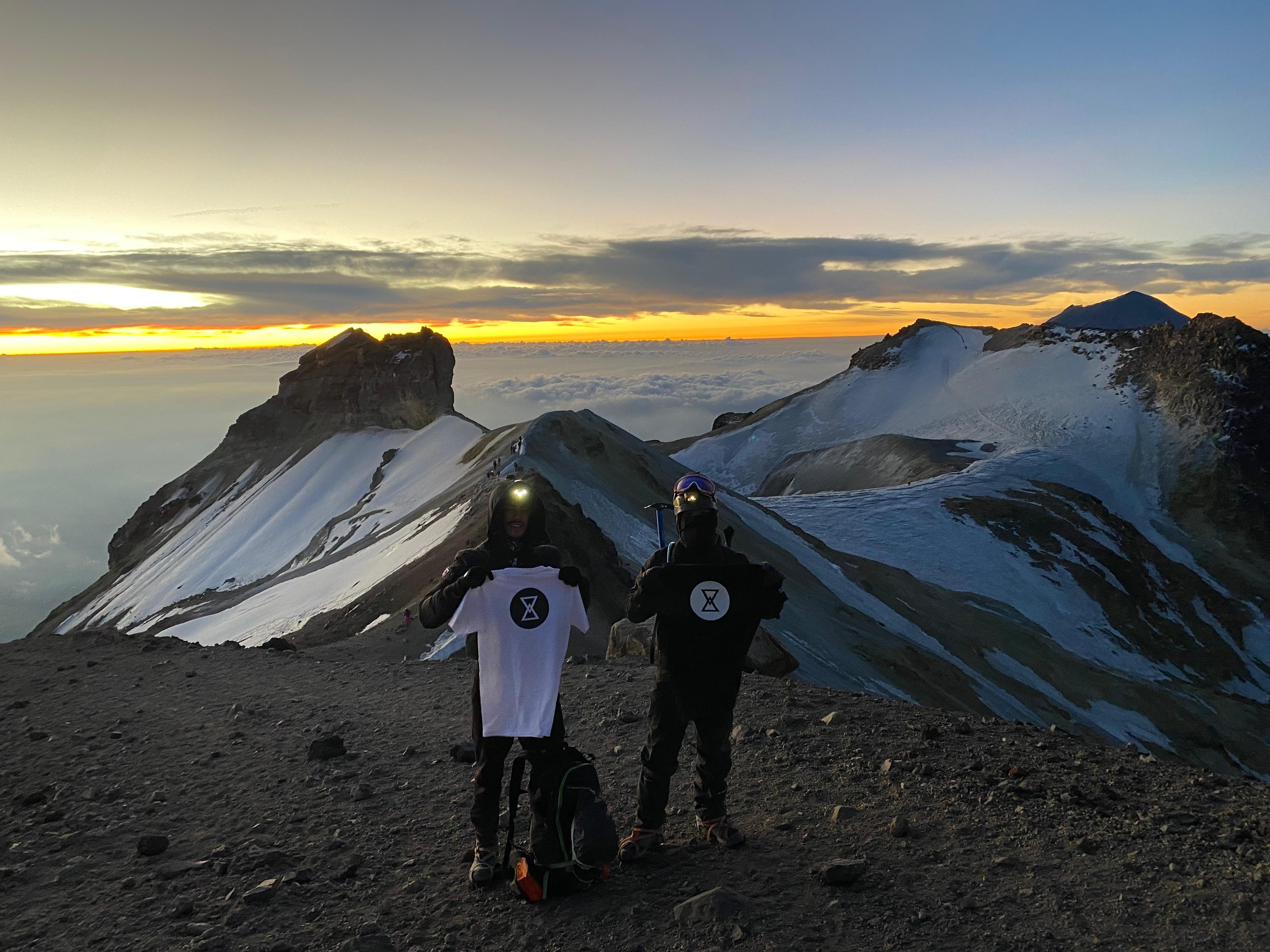 Cima del Iztaccíhuatl con playera RPM Flow, amanecer sobre las nubes