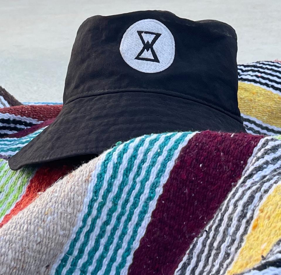 Bucket Hat RPM Flow negro con bordado ícono sobre sarape mexicano