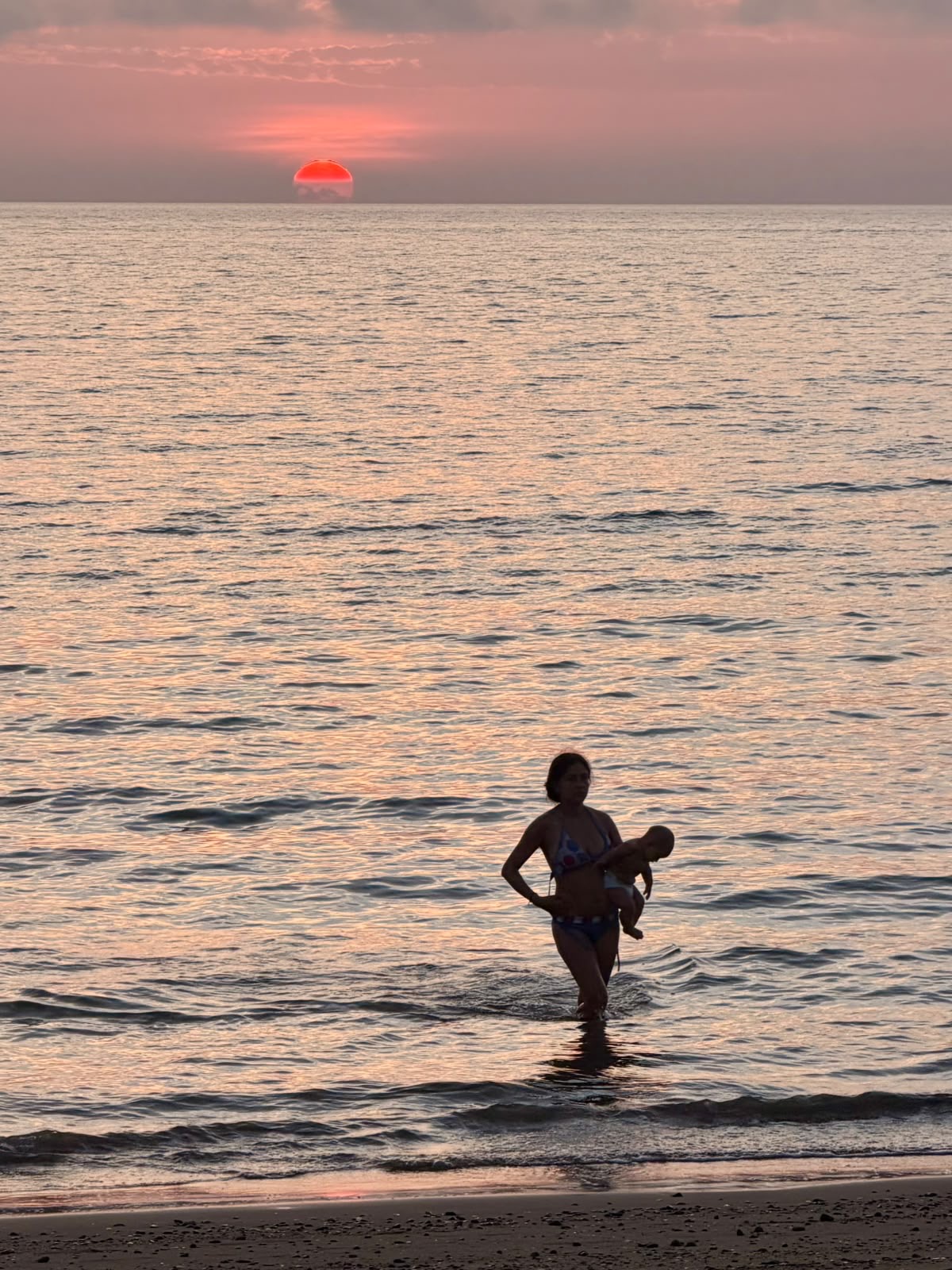 Bere con Macarena al atardecer en el mar