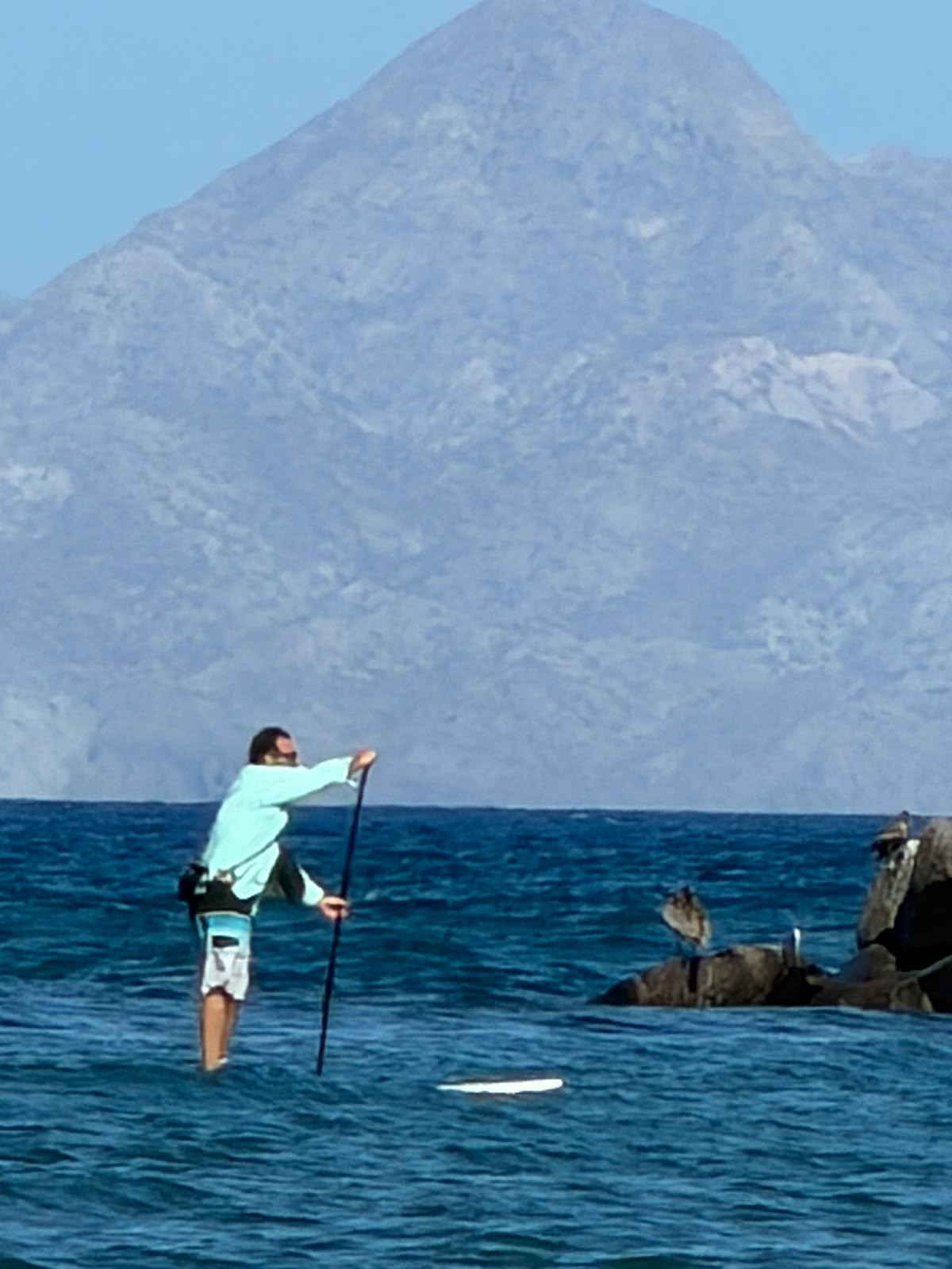 SUP en el Mar de Cortés con montaña de fondo