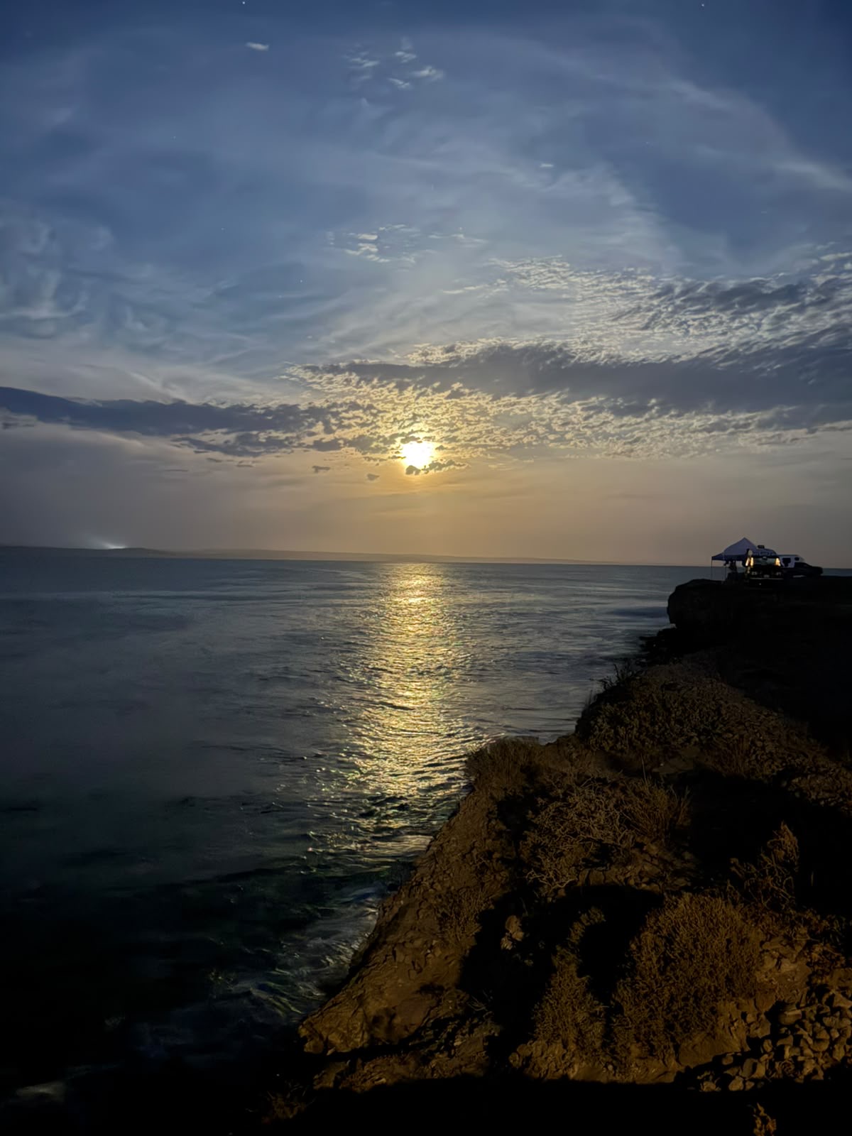 Atardecer en el acantilado de San Juanico con van campamento