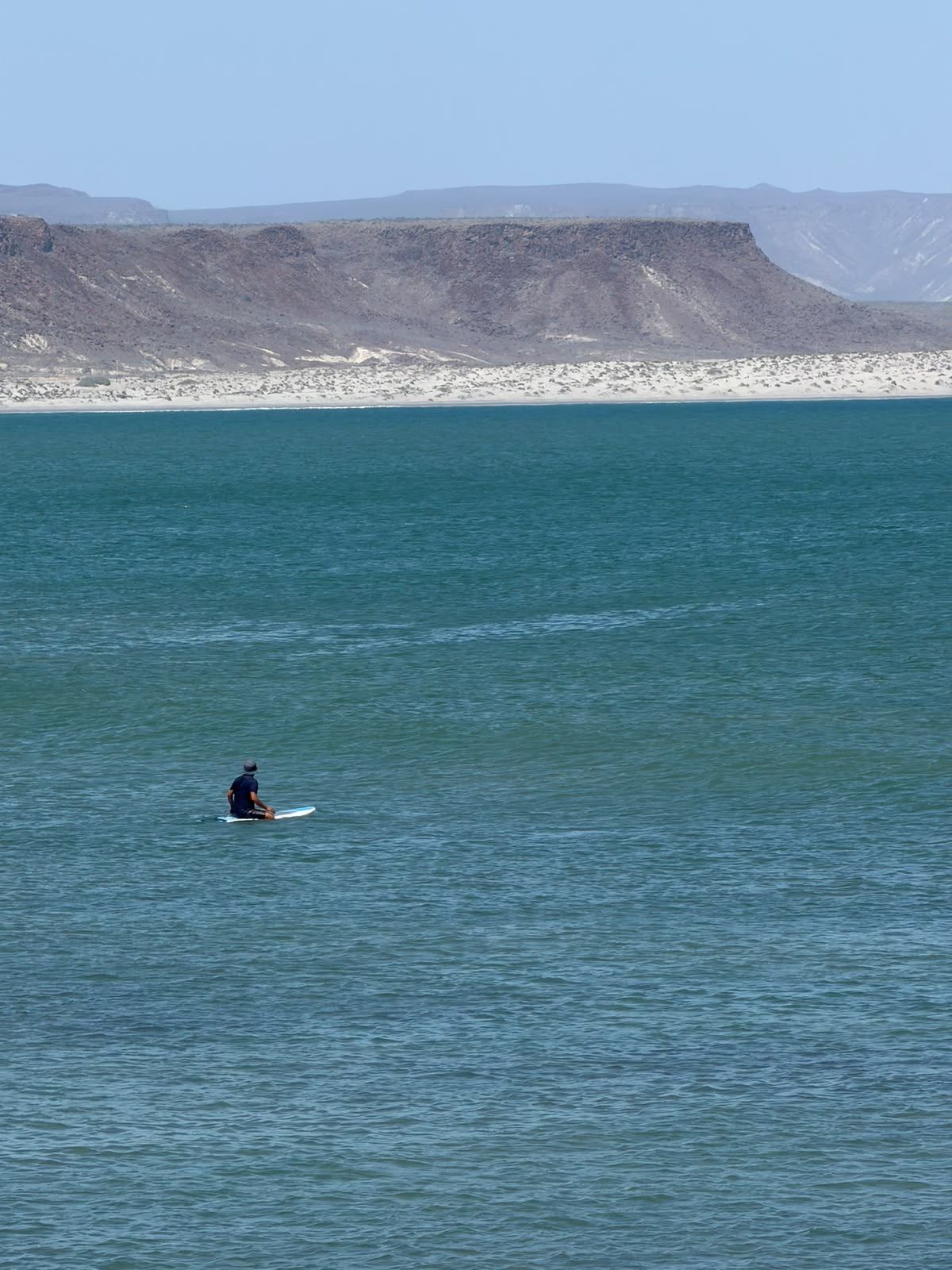 Fer en bici con tabla de surf