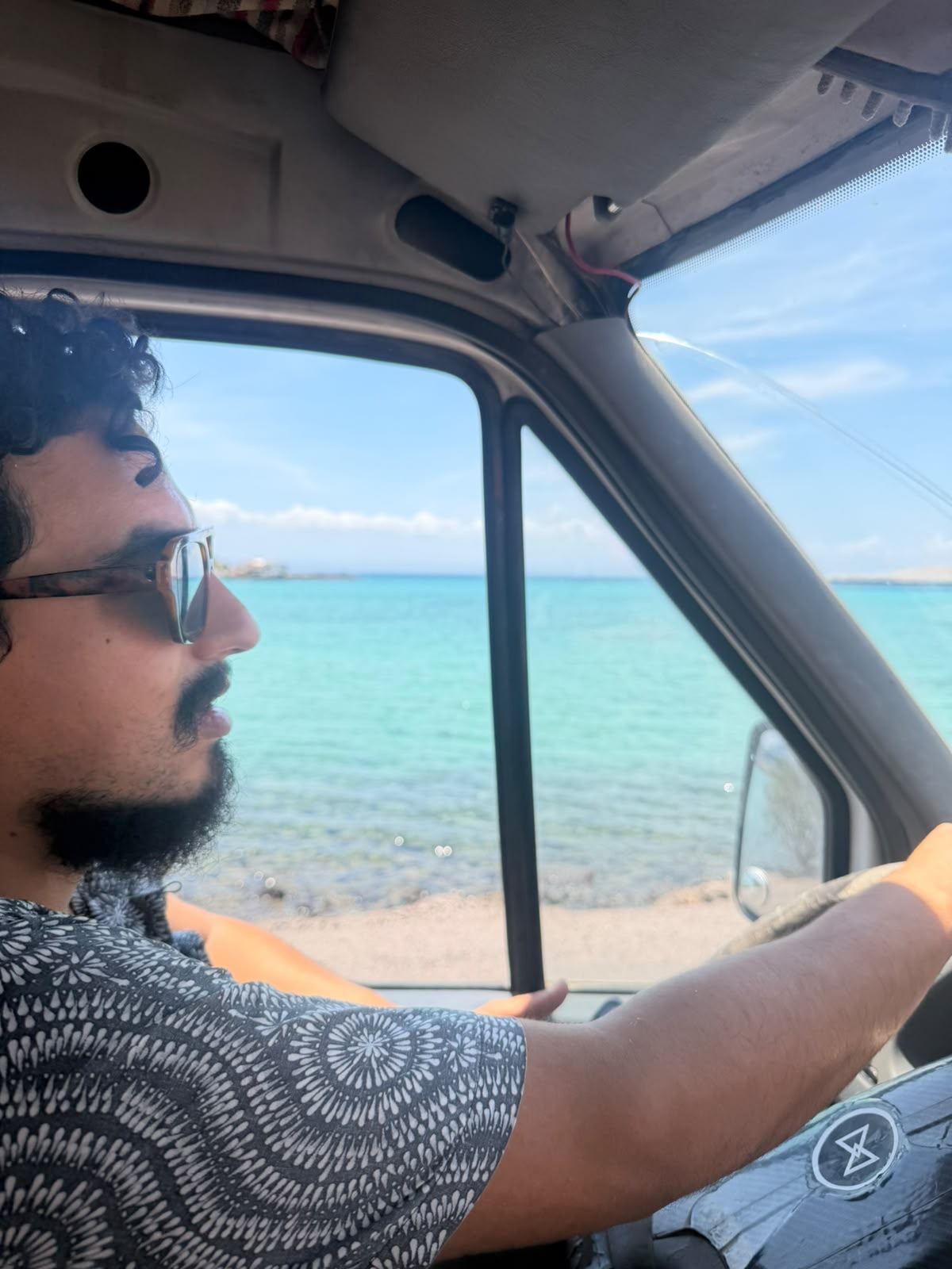 Fer manejando la van frente al mar — vida en ruta